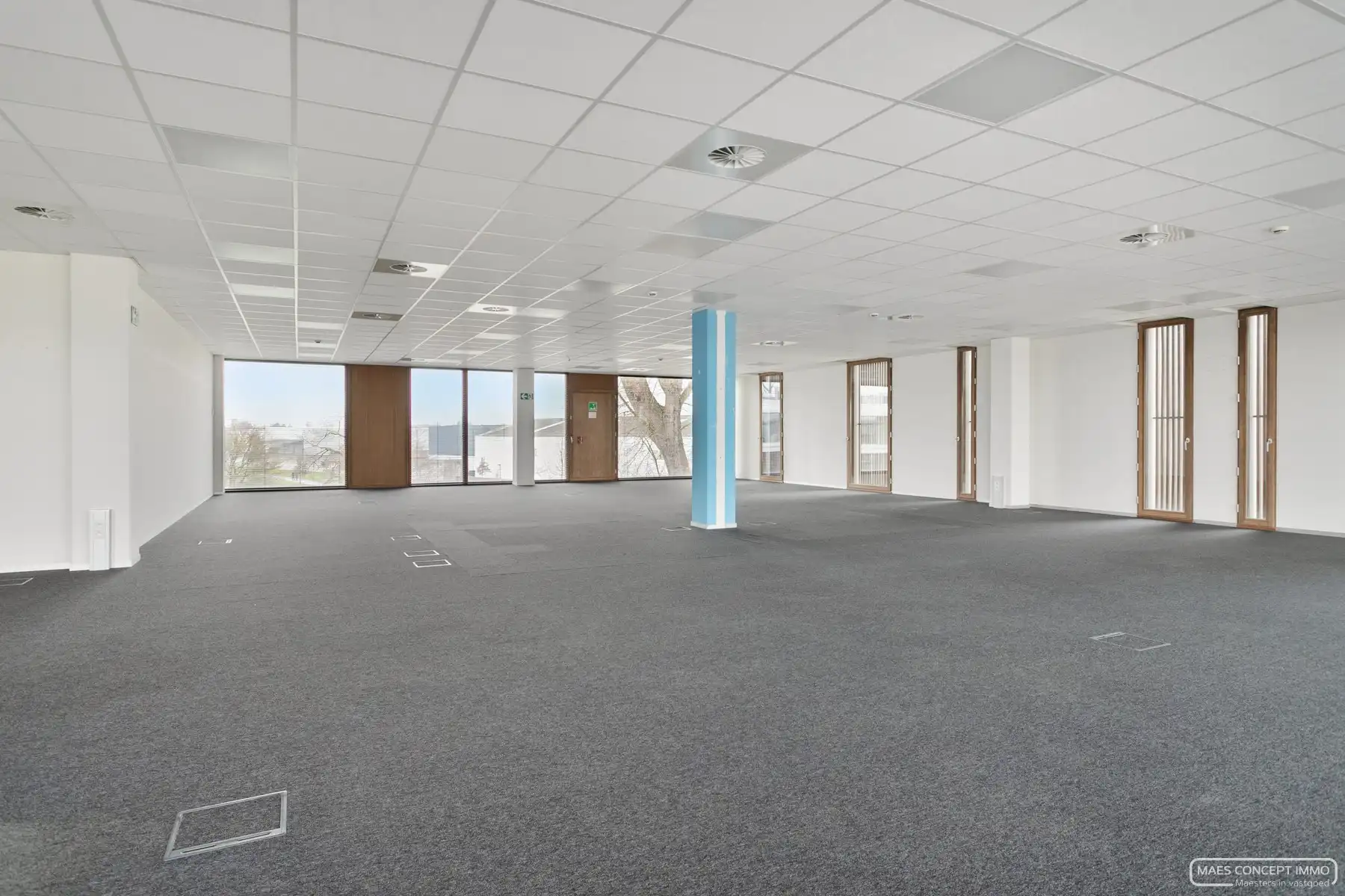 Kantoorruimte 719 m²  te huur vlakbij E17 te Zwevegem foto {{pictureIndex}}