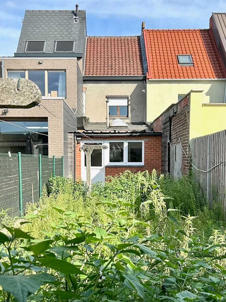Te renoveren gezinswoning met garage en tuin foto 20