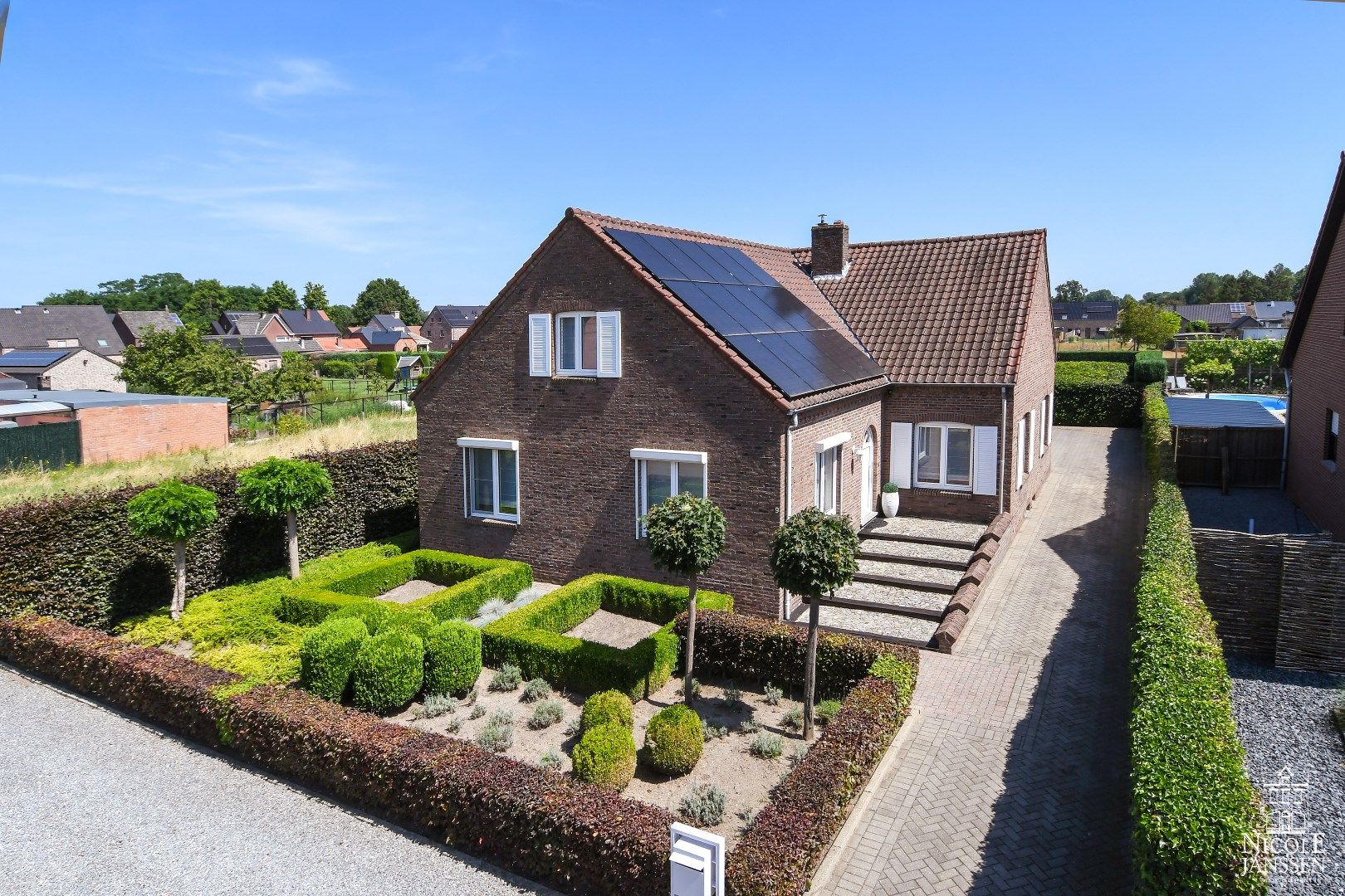 Instapklare gezinswoning met vier slaapkamers en goed onderhouden tuin foto 1