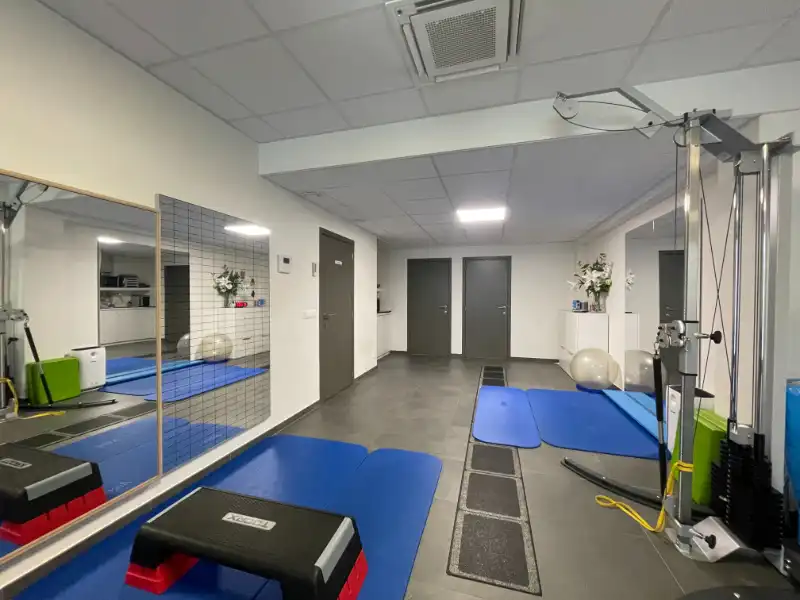 Smaakvol gerenoveerde kantoor- of praktijkruimte nabij centrum Zwijnaarde foto 3