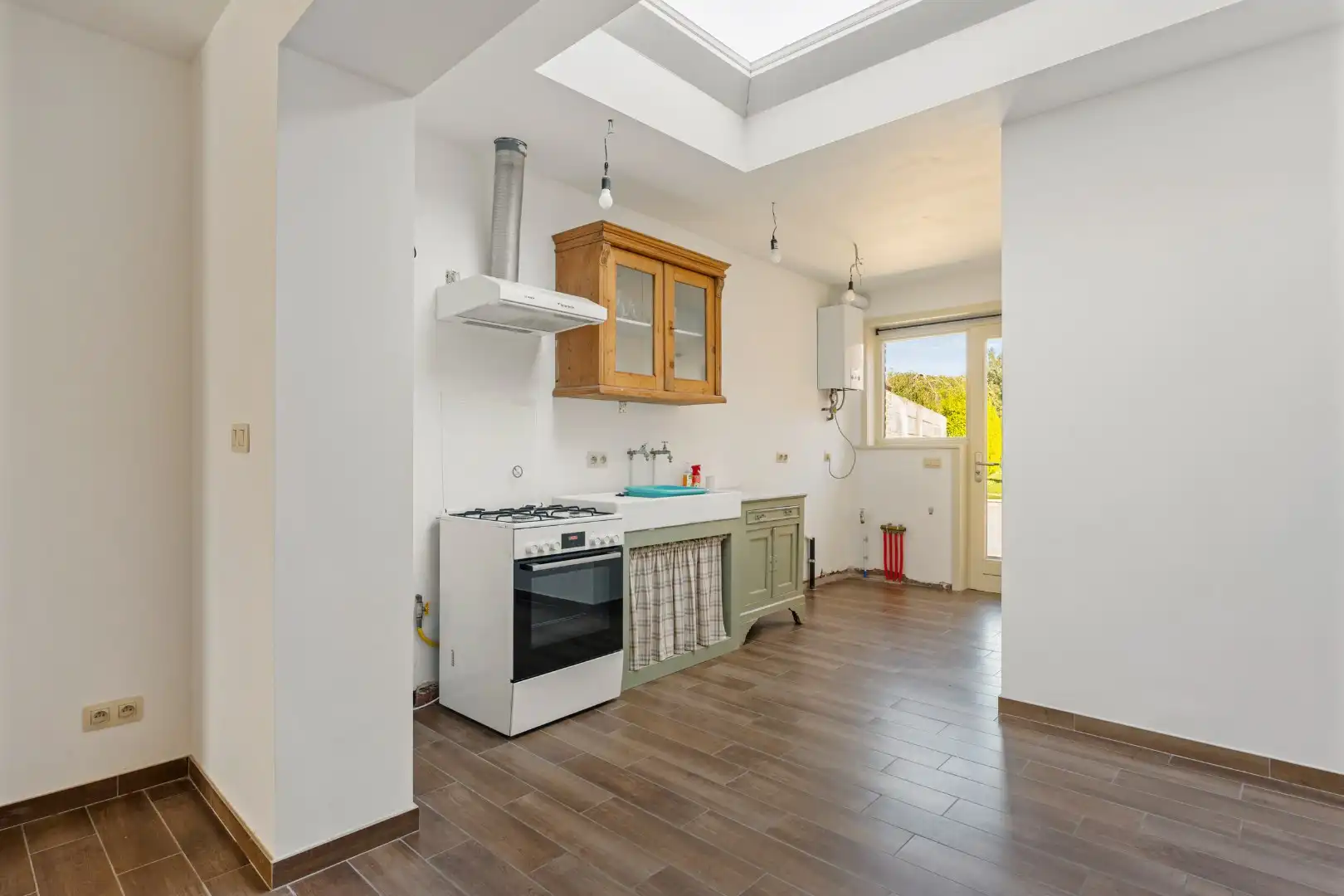 Grotendeels gerenoveerde woning met 2 slaapkamers, ruime zolder en tuin te Menen foto 8