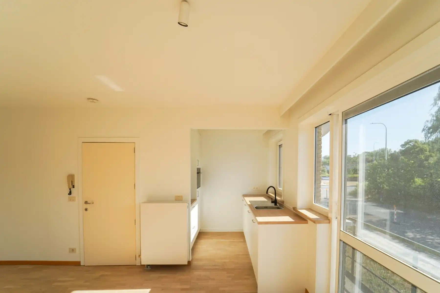 Gerenoveerd 2-slpk appartement met ruim terras! foto 3