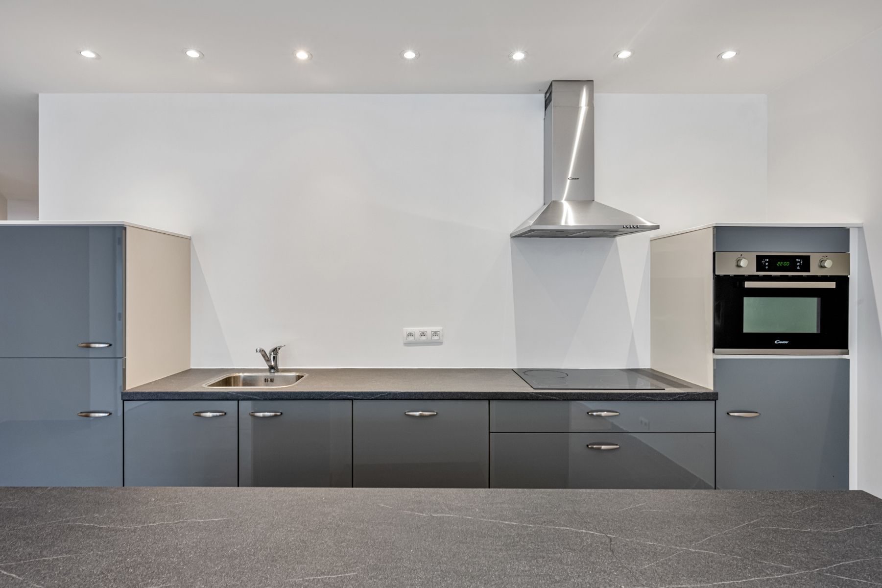 Lichtrijk gelijkvloers appartement met terras op toplocatie! foto 6
