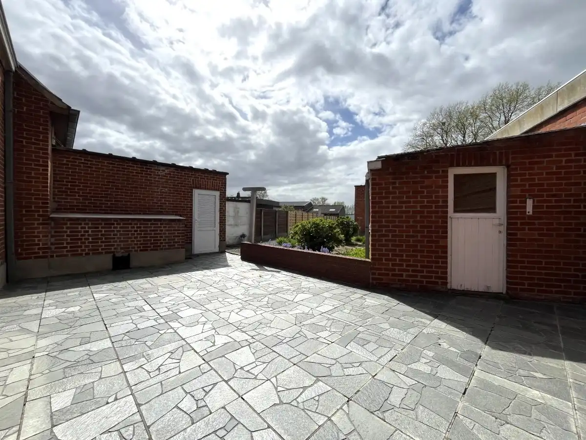 Rumbeke - Te renoveren woning met tuin, garage en uitweg achteraan foto 16