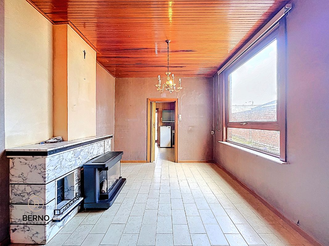 Te renoveren, ruime rijwoning met tuin en garageboxen foto 4