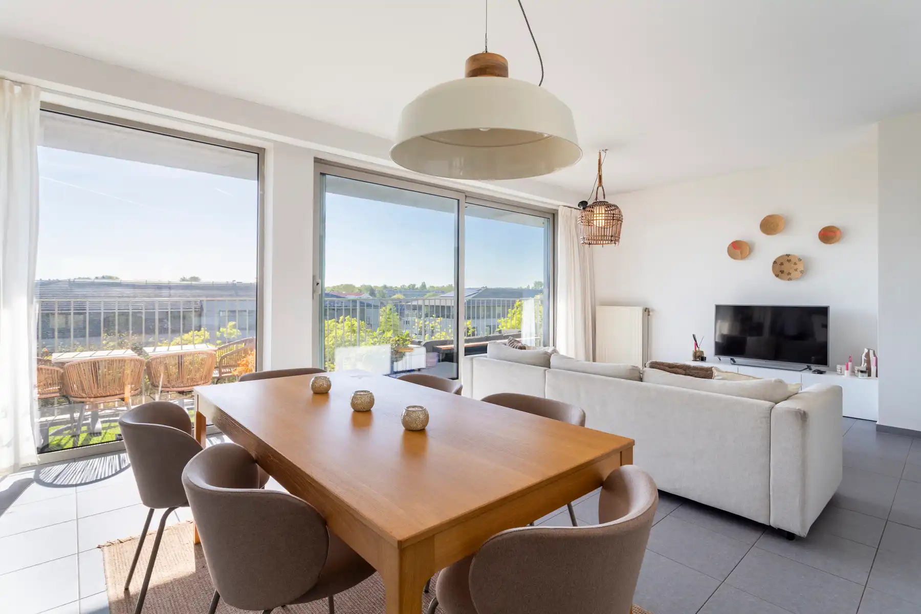 Instapklaar 2-slaapkamerappartement met terras te Berchem foto 4