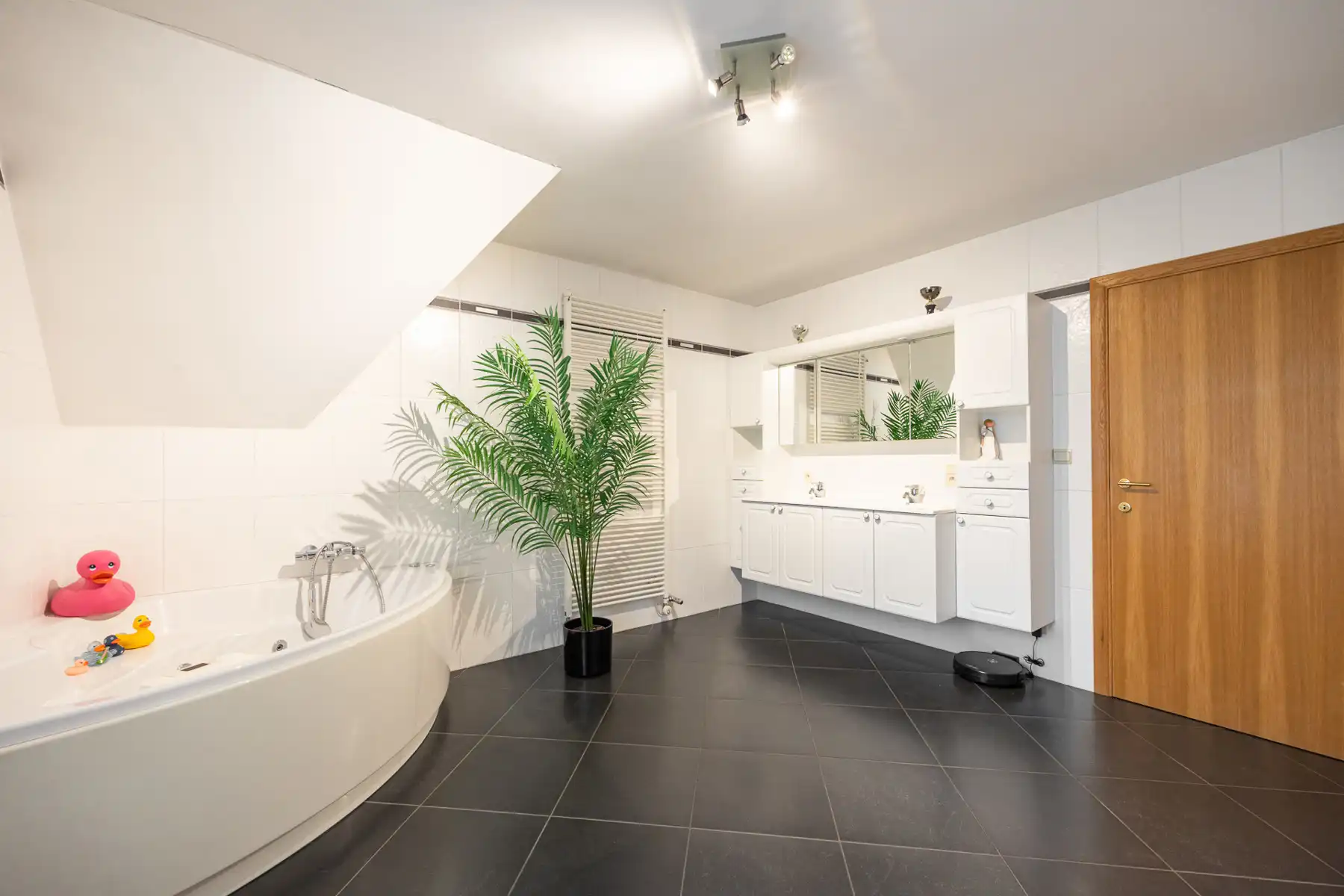 Energiezuinige villa met 5 slaapkamers en ruim bijgebouw op een perceel van 1.240m². foto 17