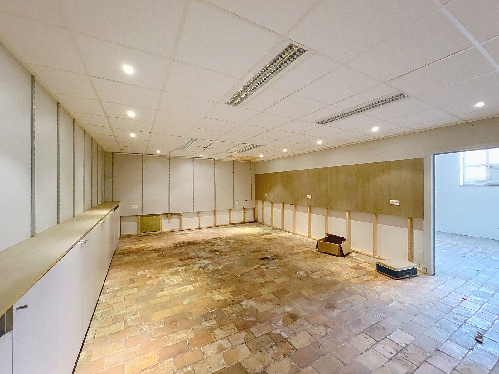 Ruime gezinswoning met garage + magazijn van 260m² en zonnige tuin in hartje Izegem. foto 25