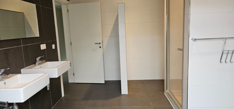 Recente en moderne gezinswoning met drie slaapkamers, garage en tuin foto 10