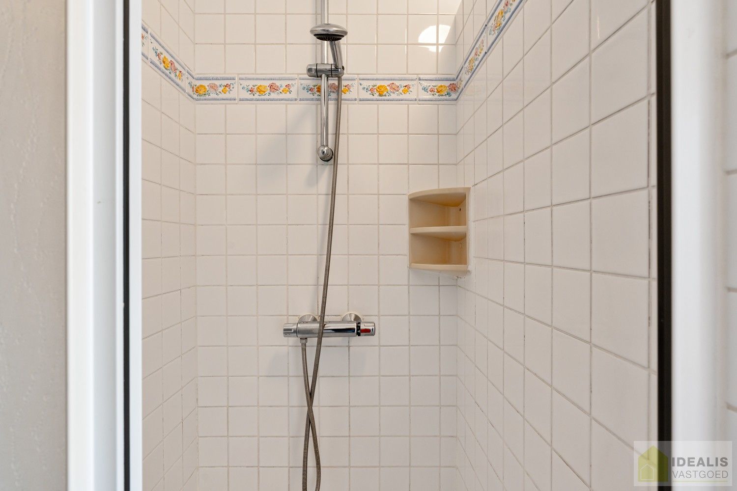 RUIME, INSTAPKLARE EN ENERGETISCH AANGEPASTE WONING VOORZIEN VAN 15 ZONNEPANELEN EN ZONNEBOILER. RIANTE WOONKAMER, KNAPPE KEUKEN, APART BUREEL, APARTE HOBBYRUIMTE, FIJNE WASPLAATS, 4 SLAAPKAMERS, 2 BADKAMERS EN INPANDIGE GARAGE! foto 26