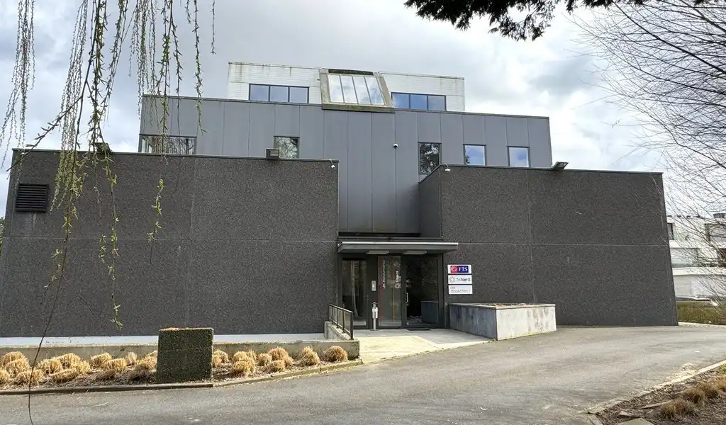 Ingedeelde kantoorruimte met visibiliteit te huur in Sint-Martens-Latem foto 2