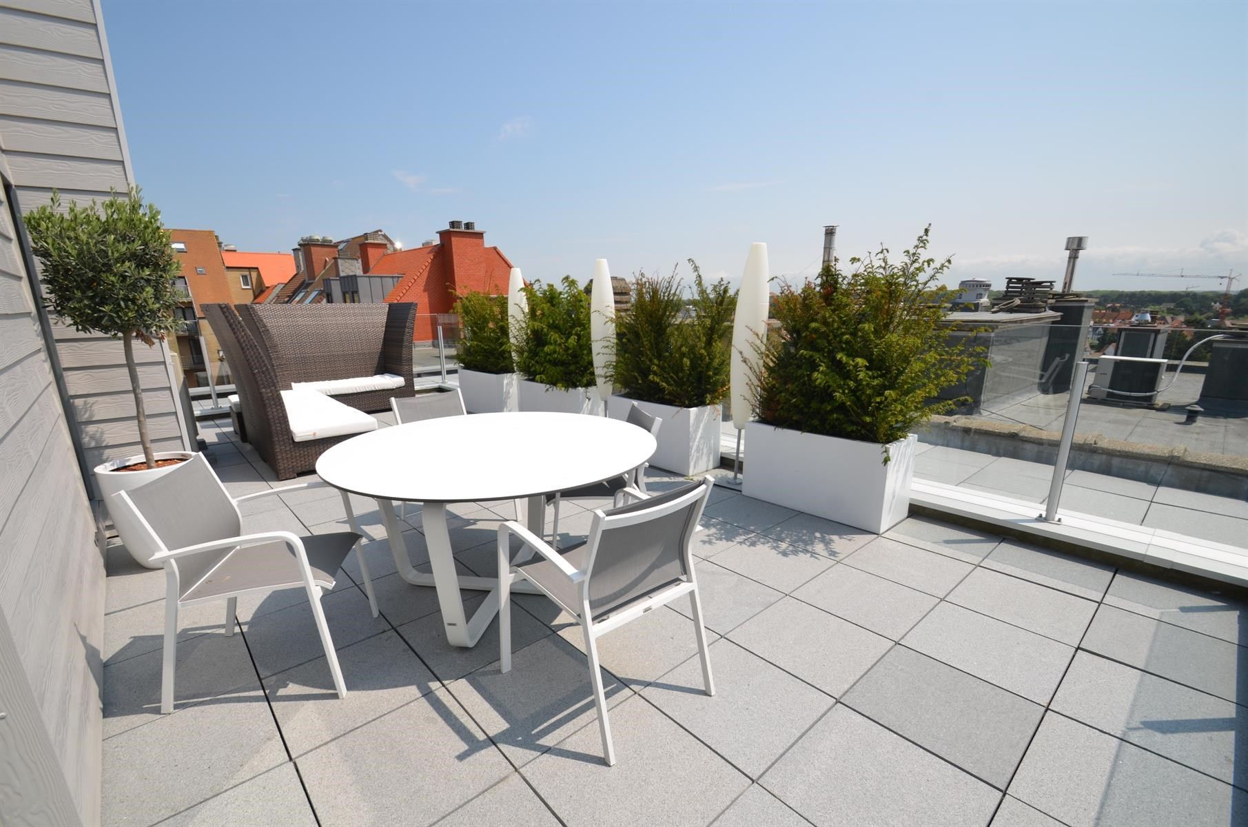 Prachtig gemeubelde penthouse met zuidgericht terras, op enkele passen van de Zeedijk! foto 1