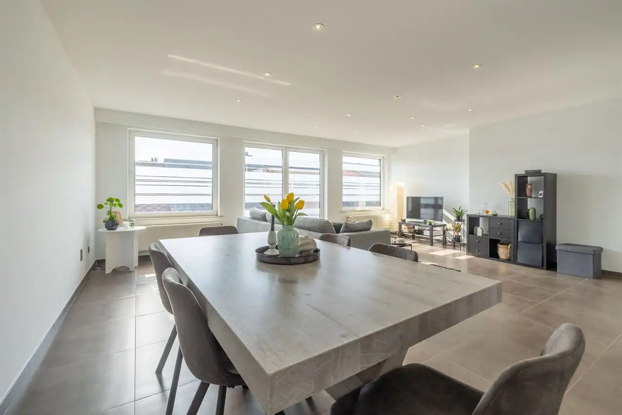 Appartement met twee slaapkamers, terras en autostaanplaats te midden van centrum foto 4