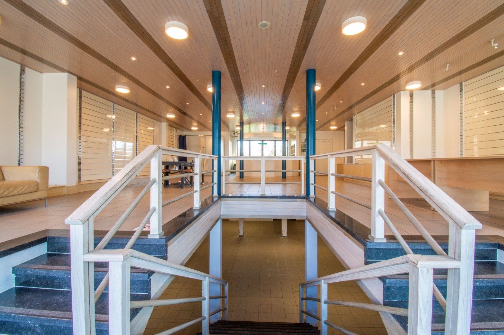 Zéér ruim (475m²) handelspand te centrum Sint-Pieters-Leeuw! foto 4