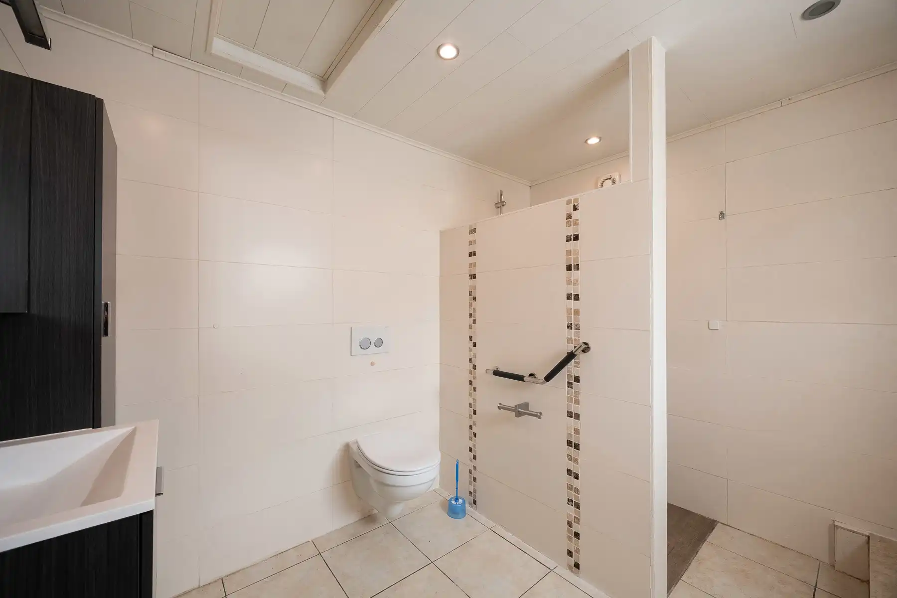 Leuke woning met grote tuin foto 12