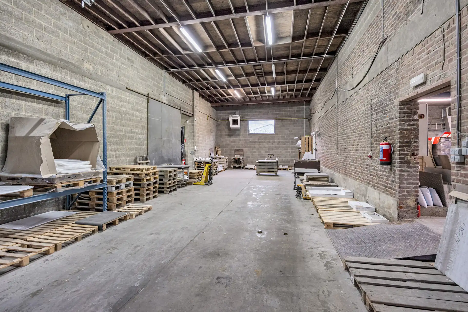 WERKPLAATS MET LOODS EN KANTOOR TE BILZEN. foto 9