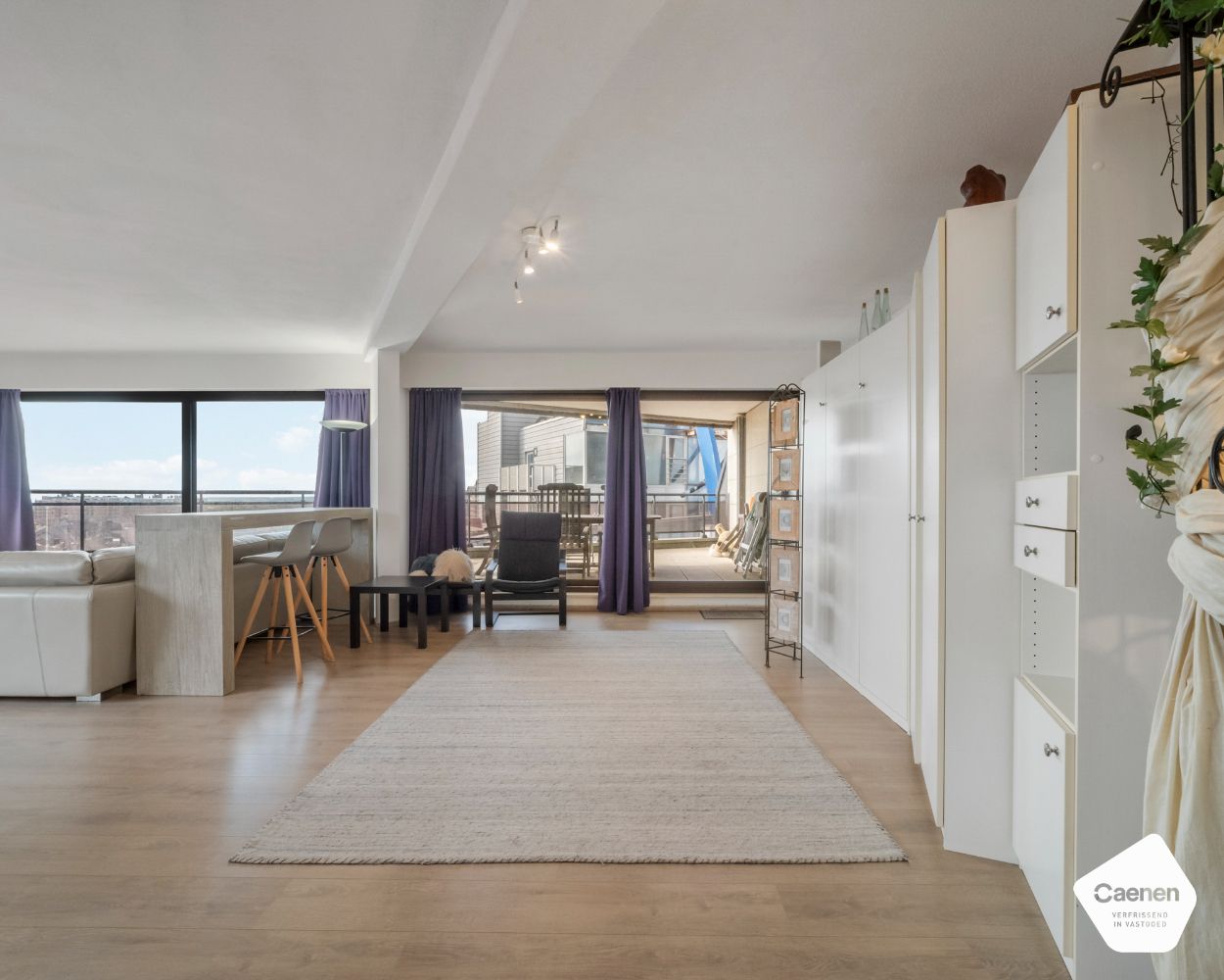Instapklaar één slaapkamer appartement met prachtig zongericht terras en zijdelings zeezicht foto 2