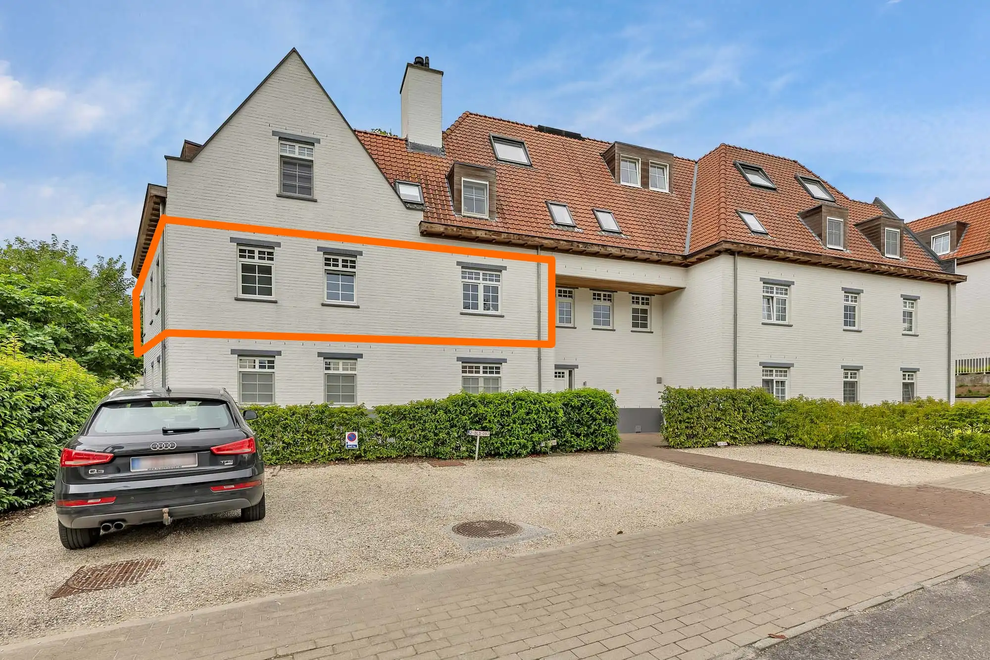 Ruim appartement met vier slpks, terras en autostaanplaats foto {{pictureIndex}}