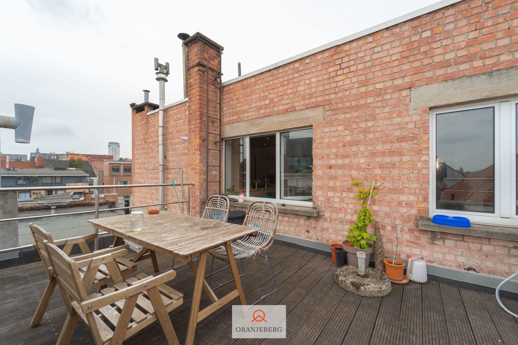 Twee-slaapkamer appartement met groot zonnig terras foto 2