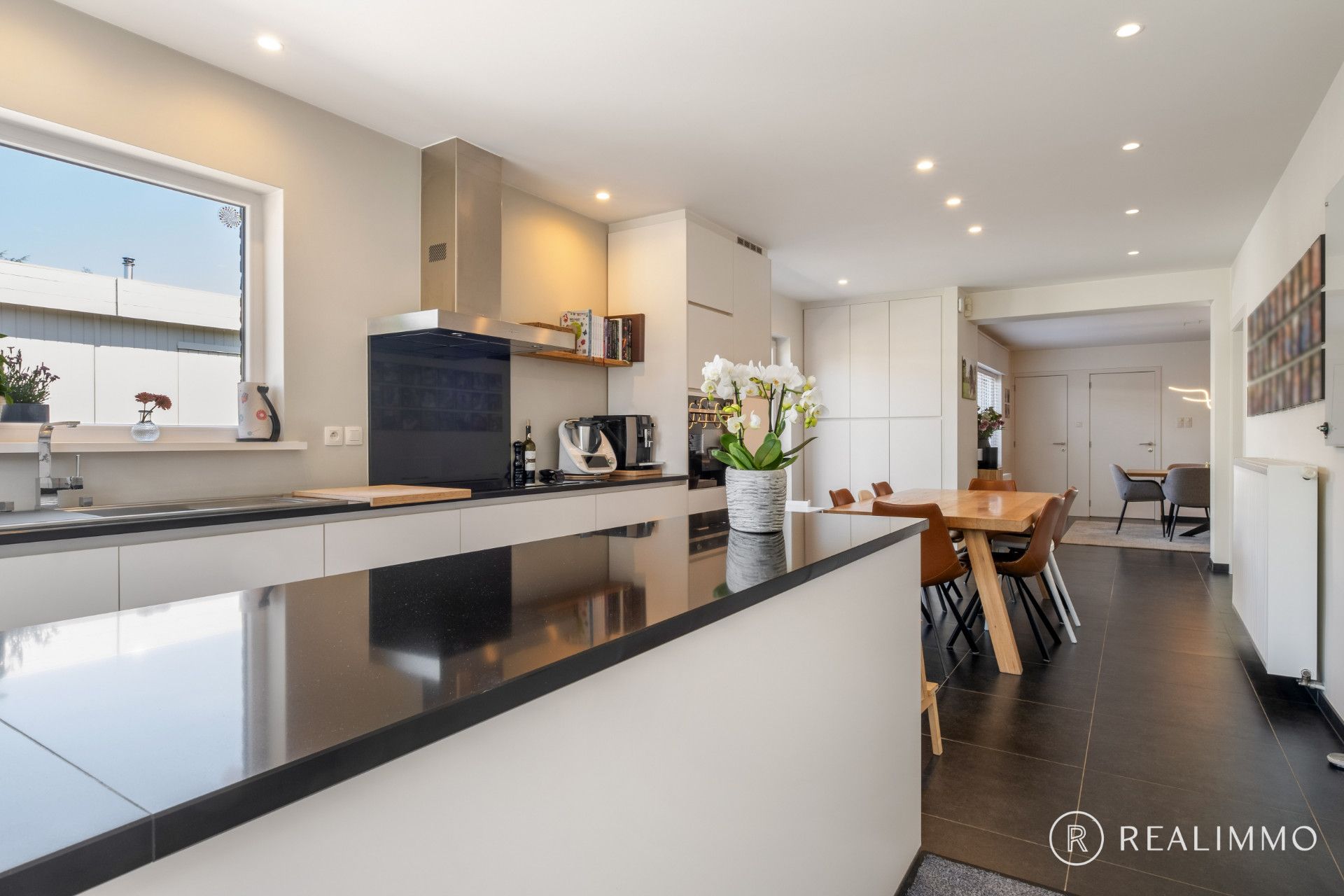 Stijlvol gerenoveerde woning op ruim perceel in het centrum van Moen foto 5