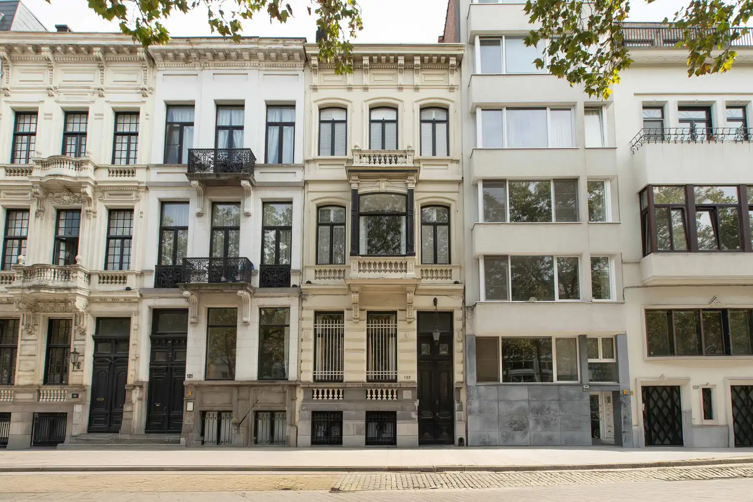 Ruime en luxueuze neoclassicistische herenwoning incl. dubbele garage en veelzijdige mogelijkheden op toplocatie te Antwerpen-Zuid foto {{pictureIndex}}