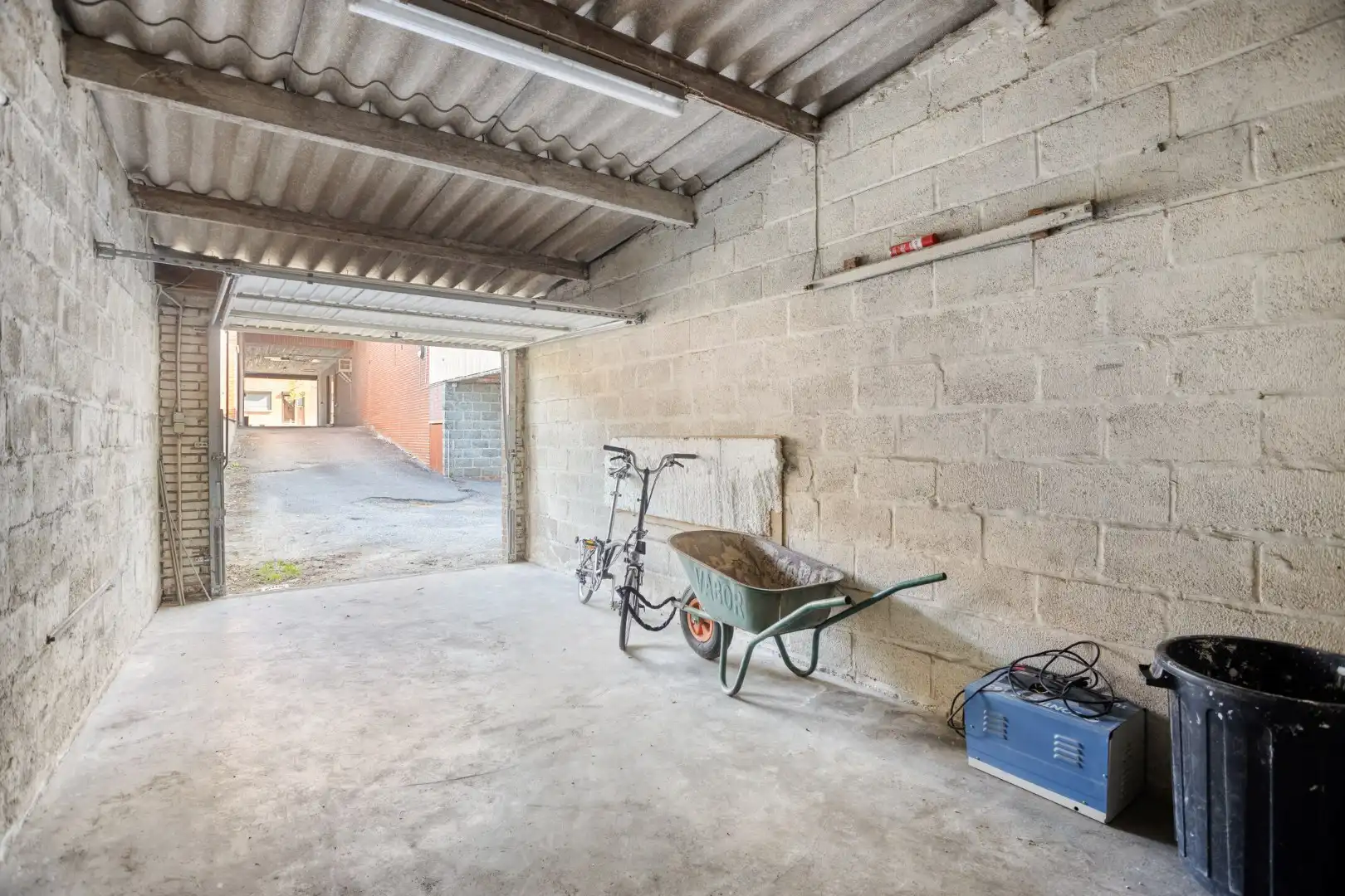 Ruim appartement met bovenliggende studio en garage foto 22