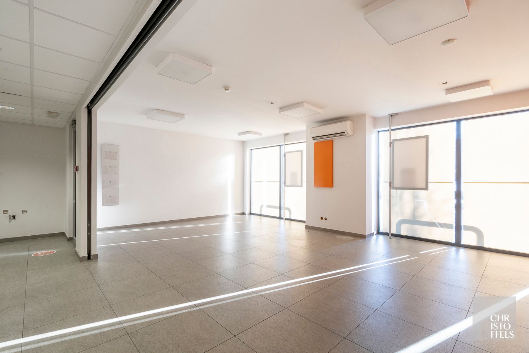 Commerciële ruimte (271m²) mét parkeergelegenheid op een strategische locatie in Lanaken! foto 4