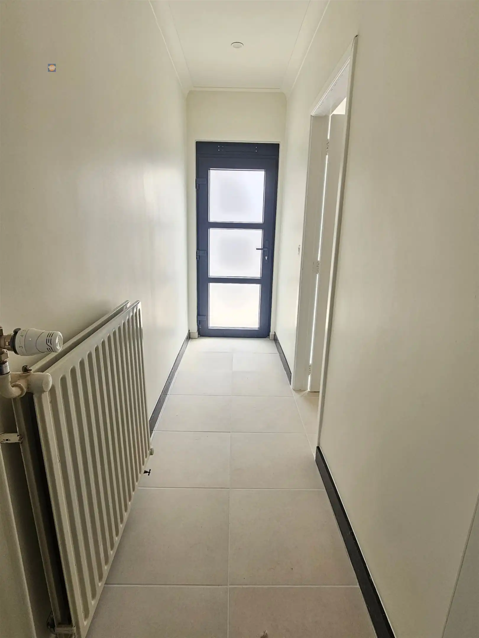 Recent gerenoveerde rijwoning met garage, tuin en 2 slaapkamers foto 2