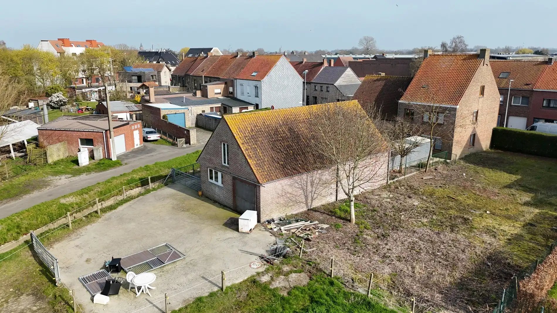 Hoofdfoto van de publicatie: Alleenstaande woning met naastliggend stuk bouwgrond en weide te Eernegem