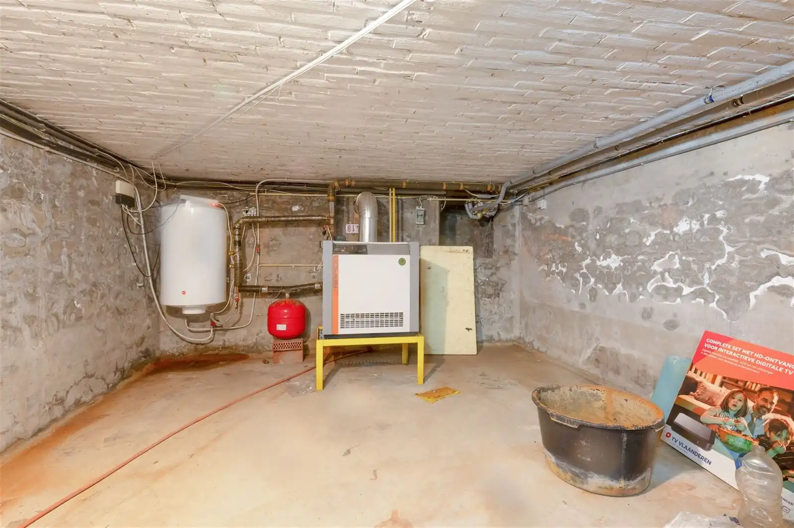 Te renoveren gezinswoning met garage en tuin op 7are55 foto 18