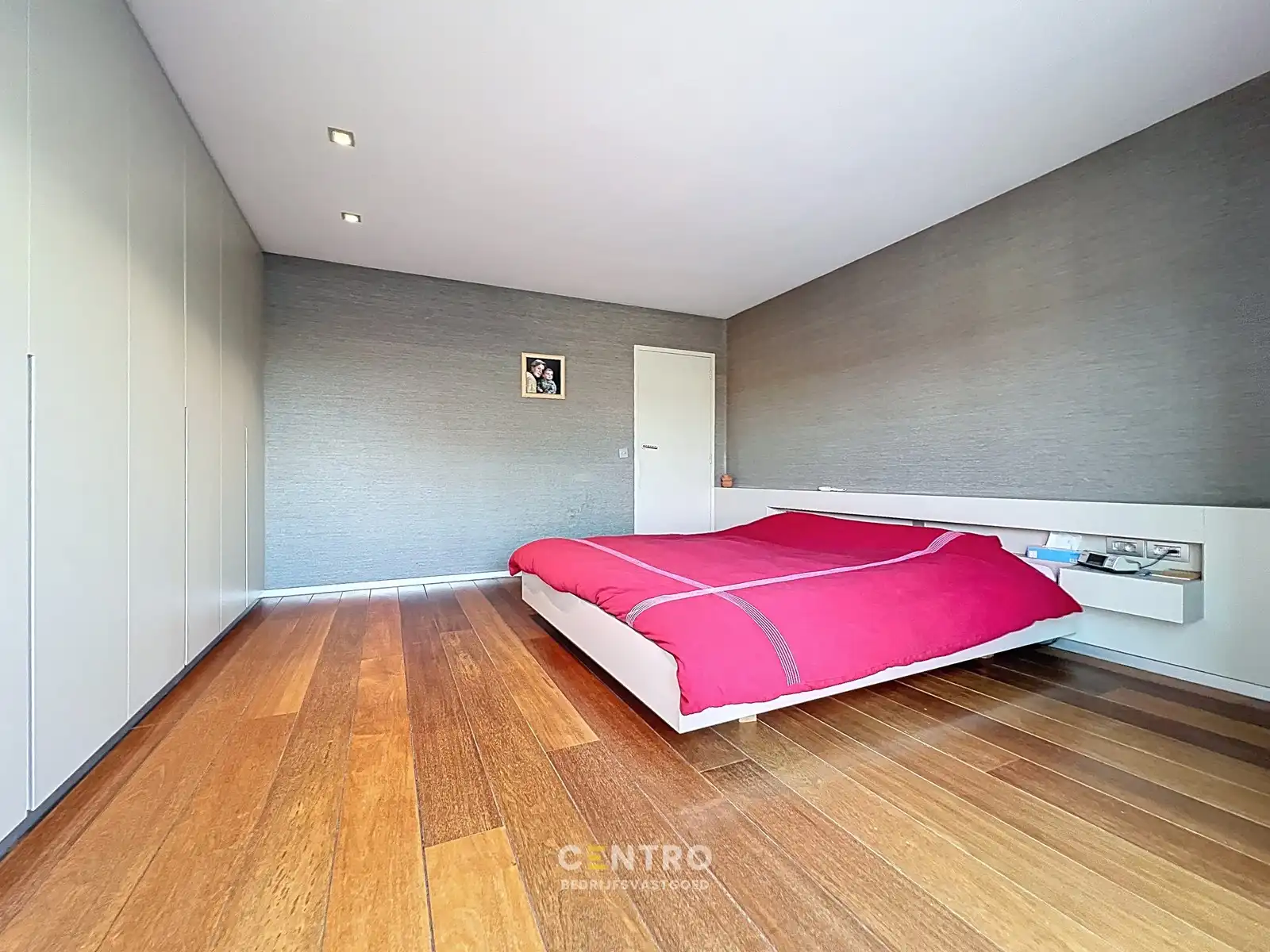 Luxueuze woning (4 slpks) + ruime showroom (of winkel, praktijkruimte, diensten, vrij beroep,...) met kantoor te Hooglede! foto 31