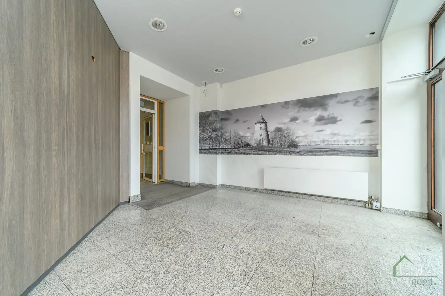 Veurne: Imposant multifunctioneel gebouw op toplocatie op de historische Grote Markt van Veurne foto 2