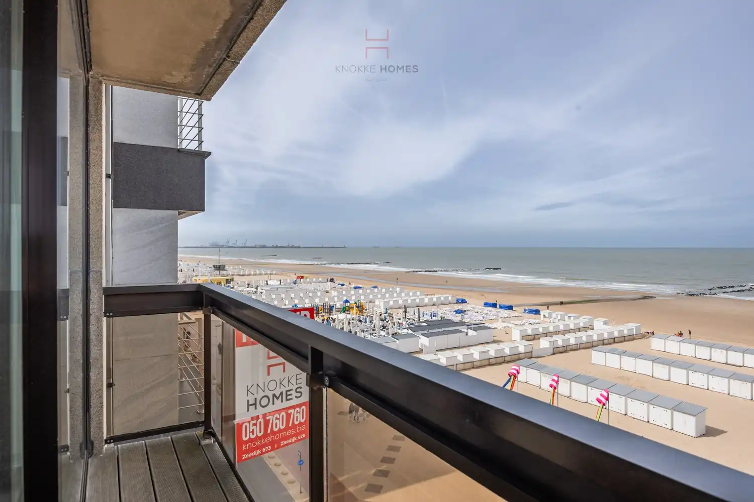 Ruim twee- slaapkamerappartement met frontaal zeezicht foto 2