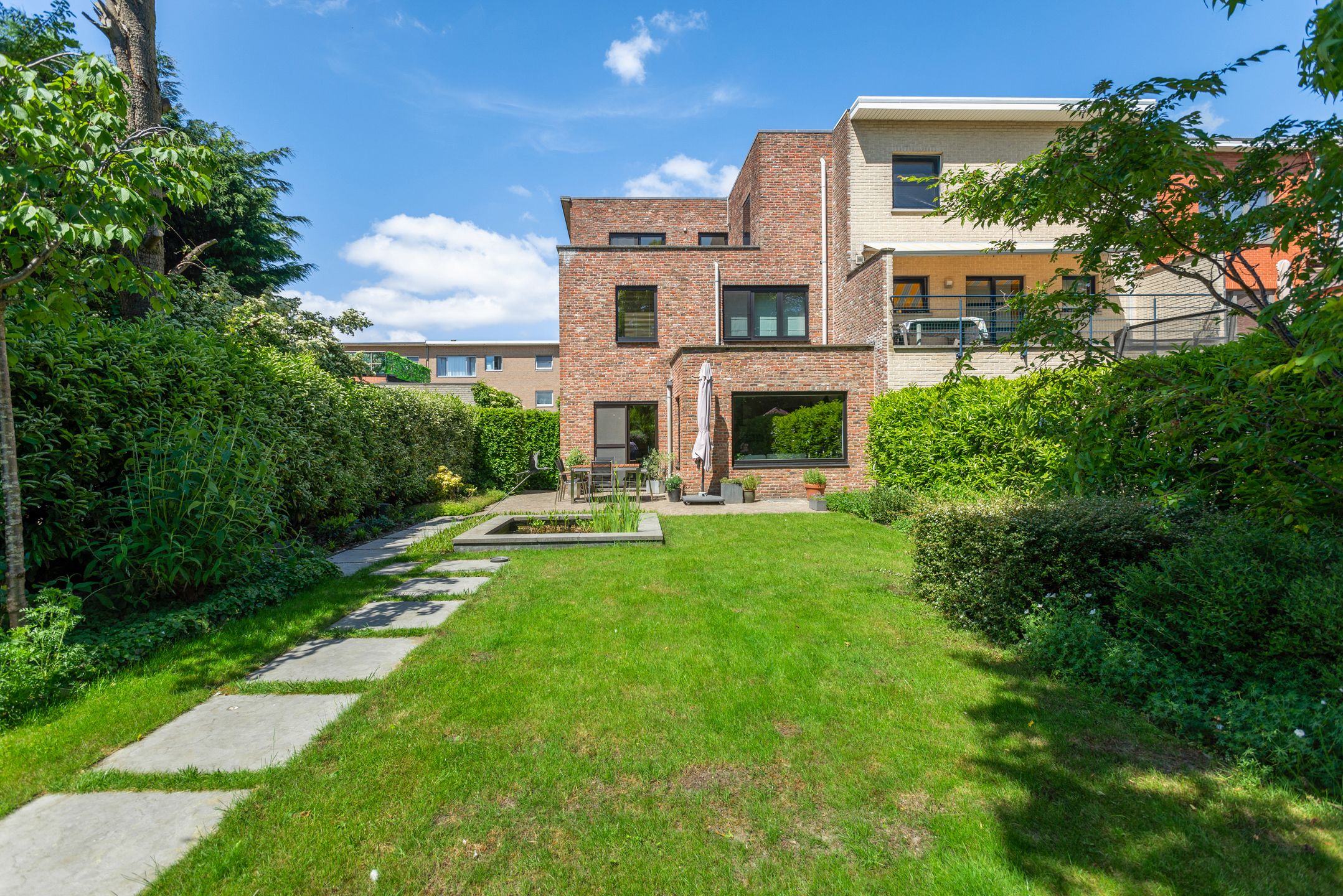 Ruime halfopen woning met schitterende tuin! foto 2