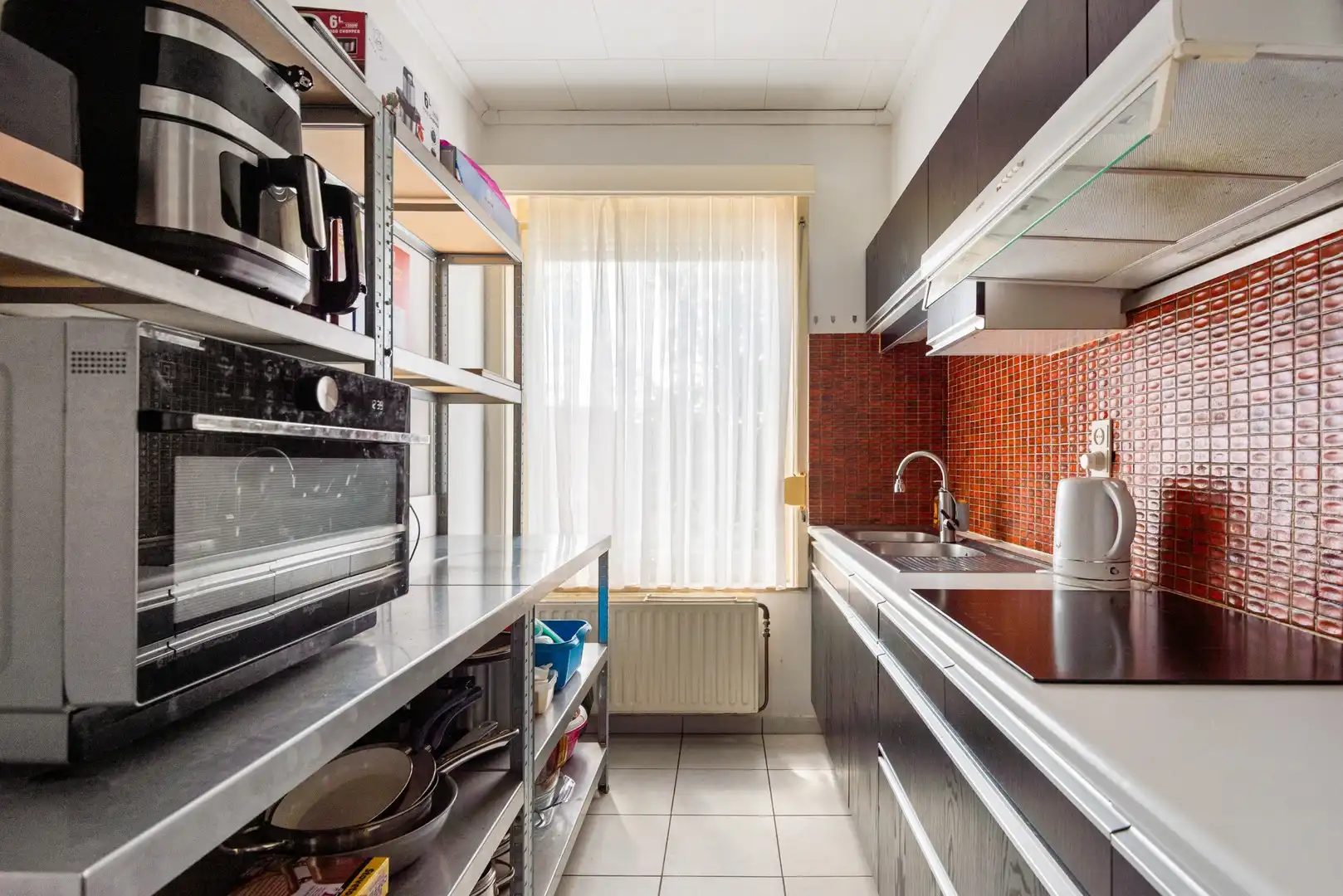 Op te frissen 2-slp appartement met autostaanplaats en tuin foto 6