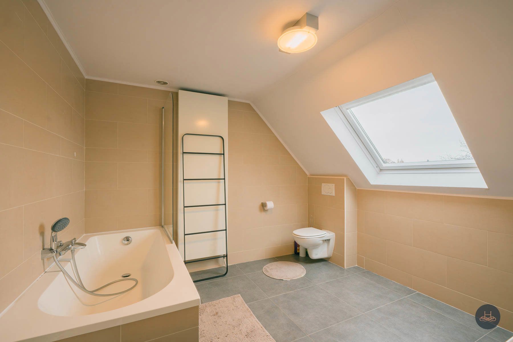 Gerenoveerde duplex met enorm terras en autostaanplaats foto 17