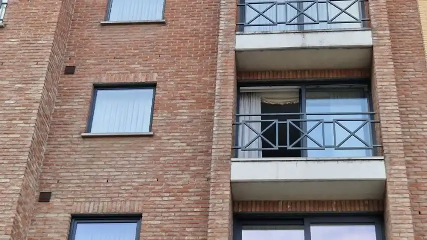 Praktisch ingericht en ruim APPARTEMENT met 2 slaapkamers, mooie leefruimten en garage in centrum van Tienen. foto 2