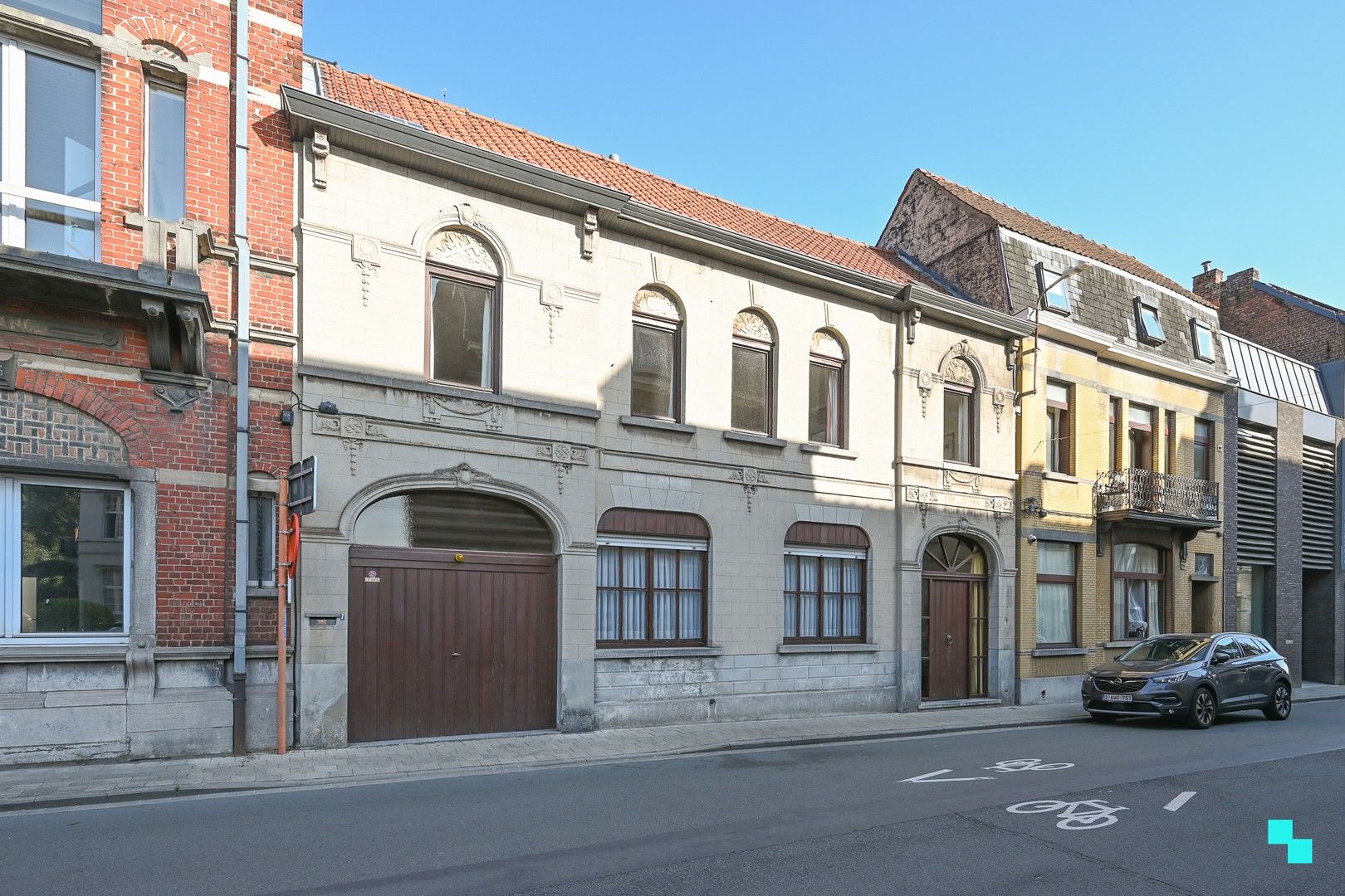 Neoclassicistisch getinte burgerwoning in hartje Izegem foto 2