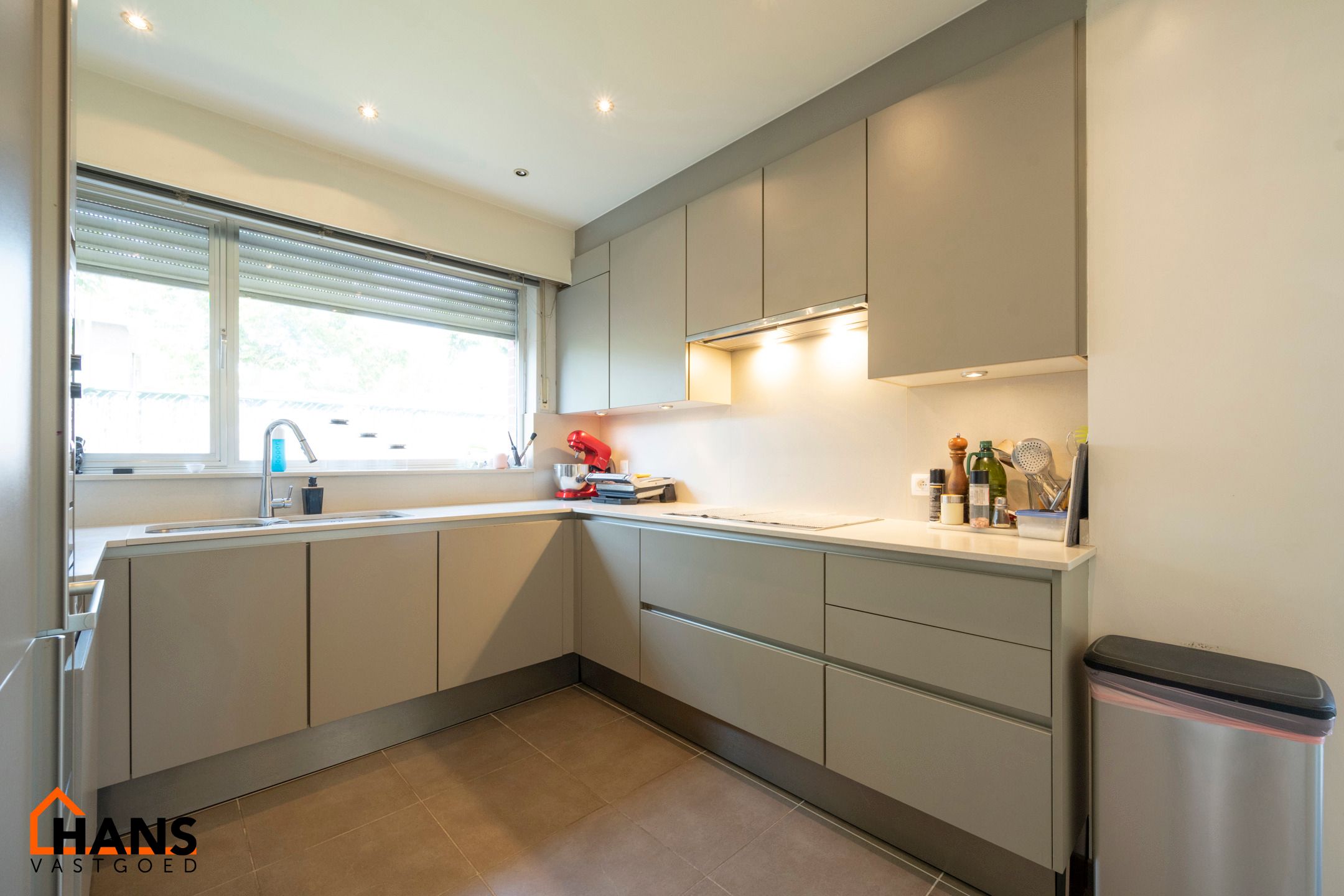Instapklare halfopen hoekwoning met garage, oprit en tuin. foto 7
