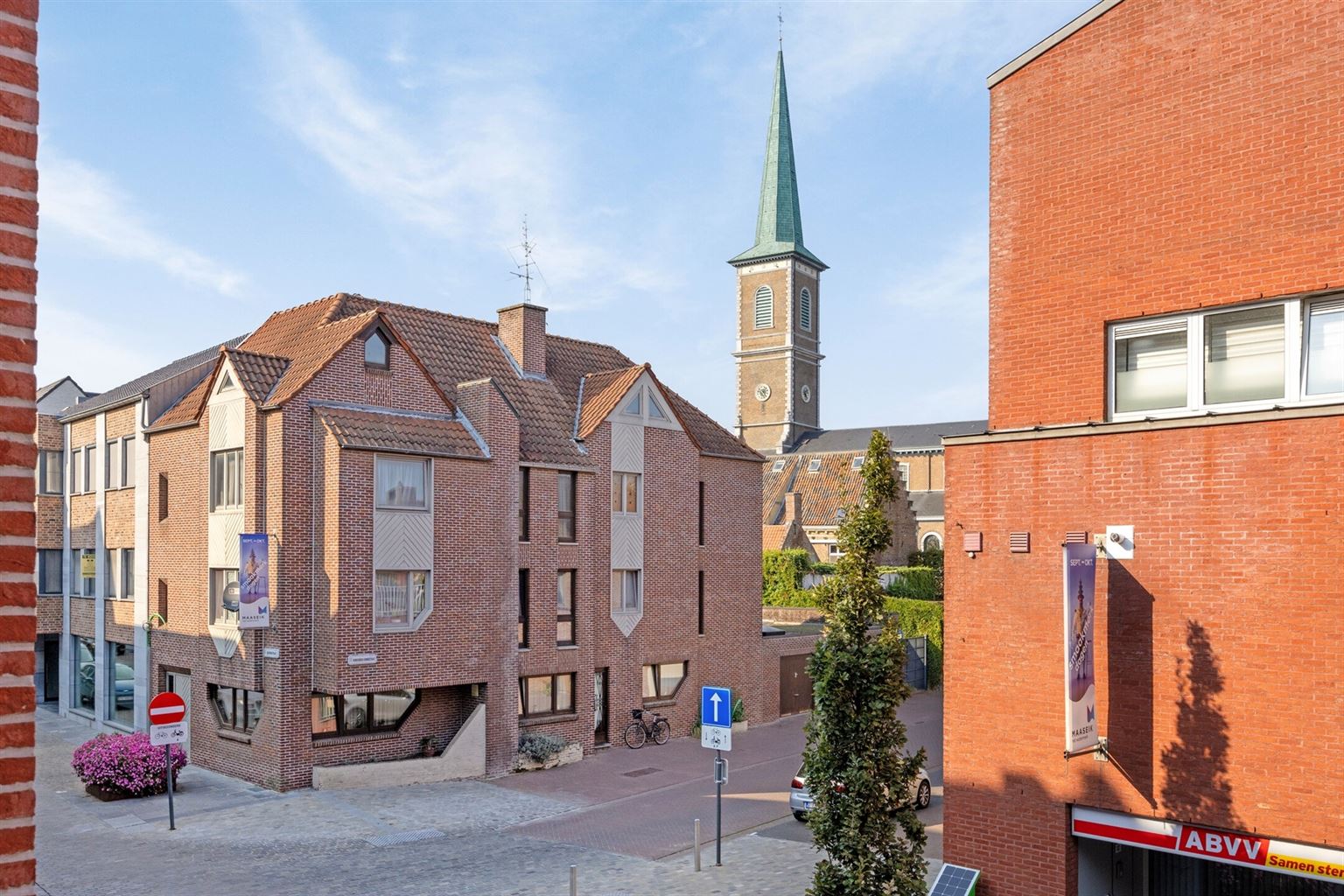 Gezellige stadswoning met 2 (+1) slaapkamers en binnenkoer op een toplocatie in het centrum van Maaseik.  foto 28