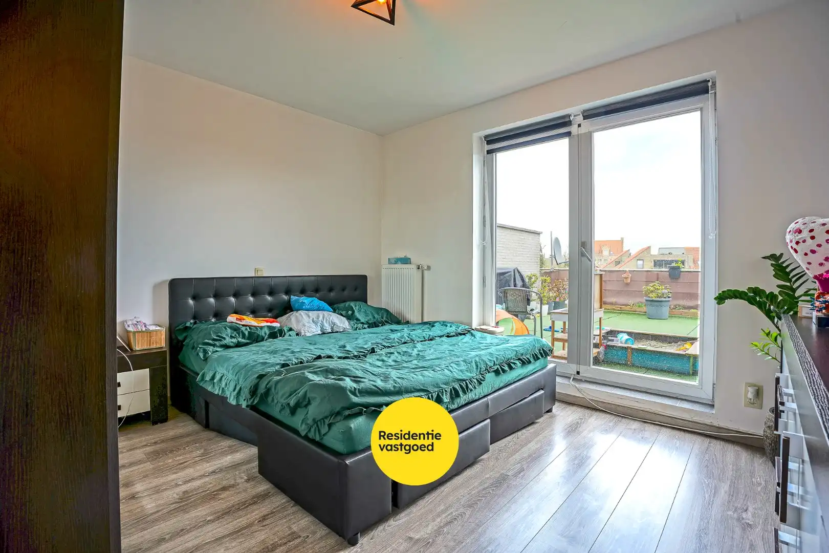 Recent appartement met privatieve tuin (346m²)  en ruim terras (40m²) in het centrum van Woumen! foto 11