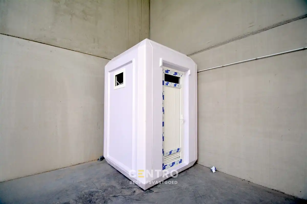 Zeer degelijk MAGAZIJN/WERKPLAATS (266m2) met hoge elektrische sectionaalpoort, toilet en 2 private parkeerplaatsen voor de deur. foto 10