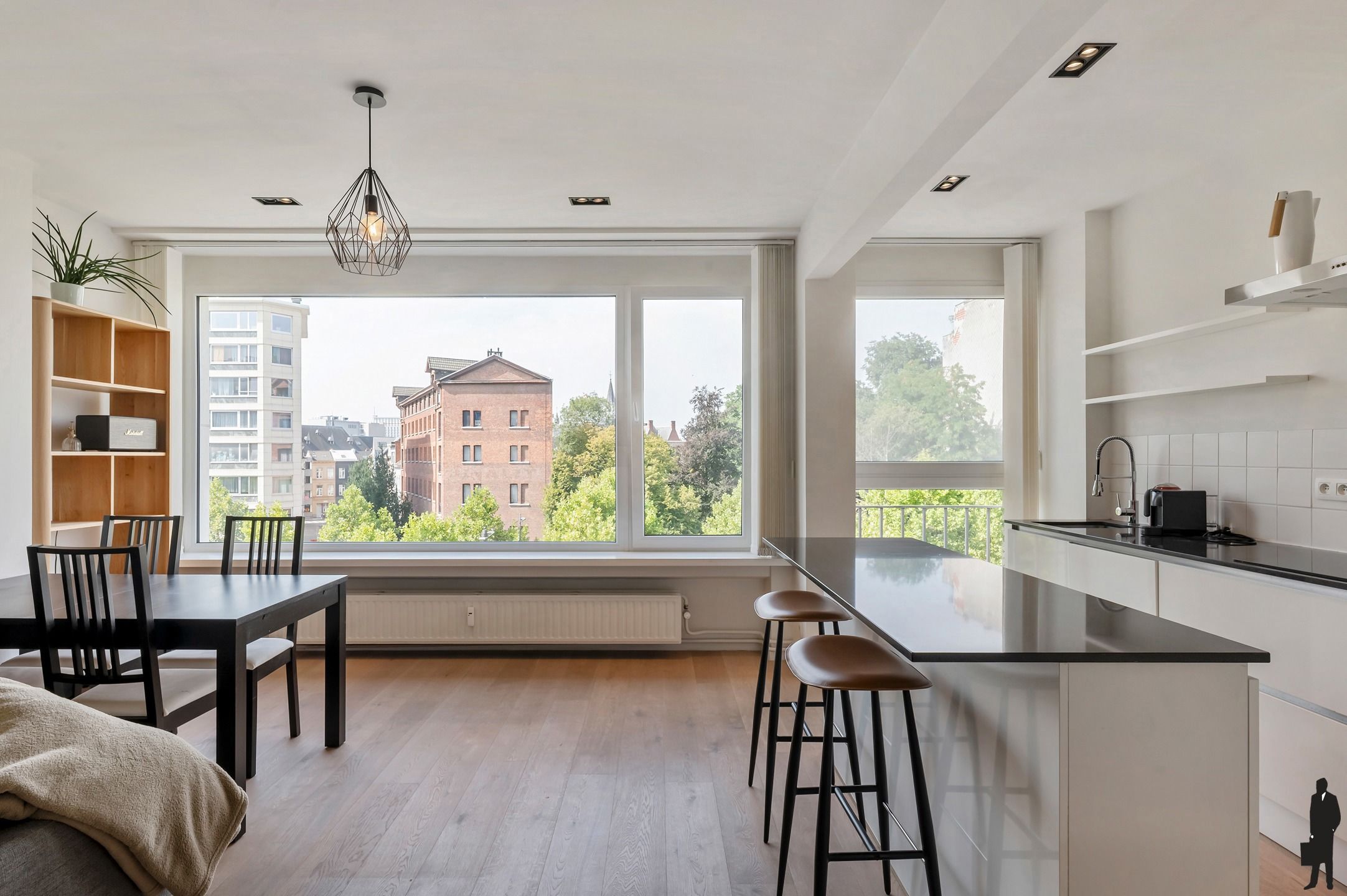 Instapklaar en prachtig gerenoveerd appartement met 2 slaapkamers en terras foto 6