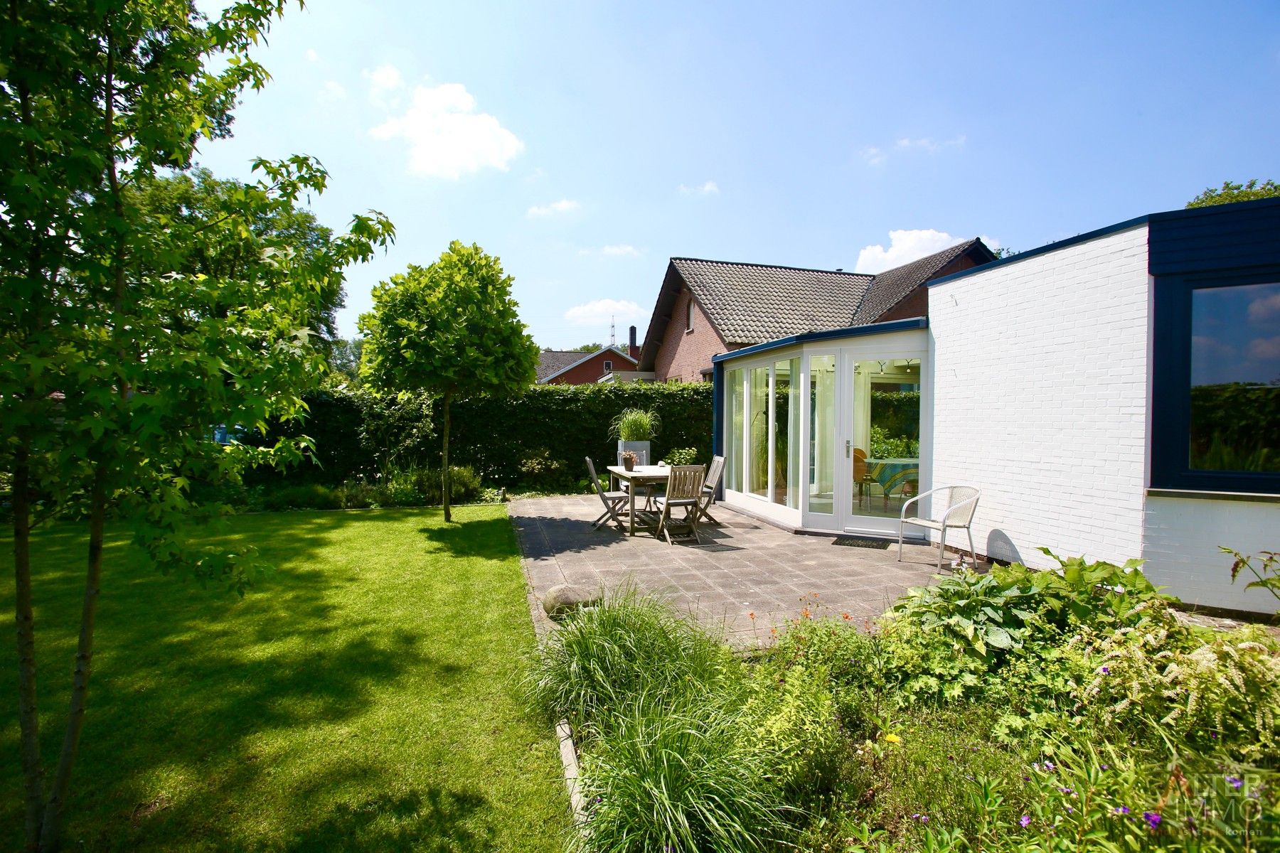 Stijlvolle, tijdloze en volledig gelijkvloerse woning met 3 slaapkamers, inpandige garage, tuinlounge en een schitterende tuin met een adembenemend uitzicht op een oase van groen! foto 22