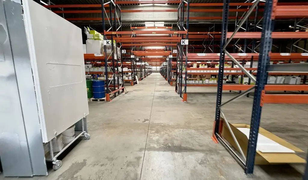 Bedrijfspand met buitenopslag te huur vlakbij E17 in Zwijndrecht foto 5