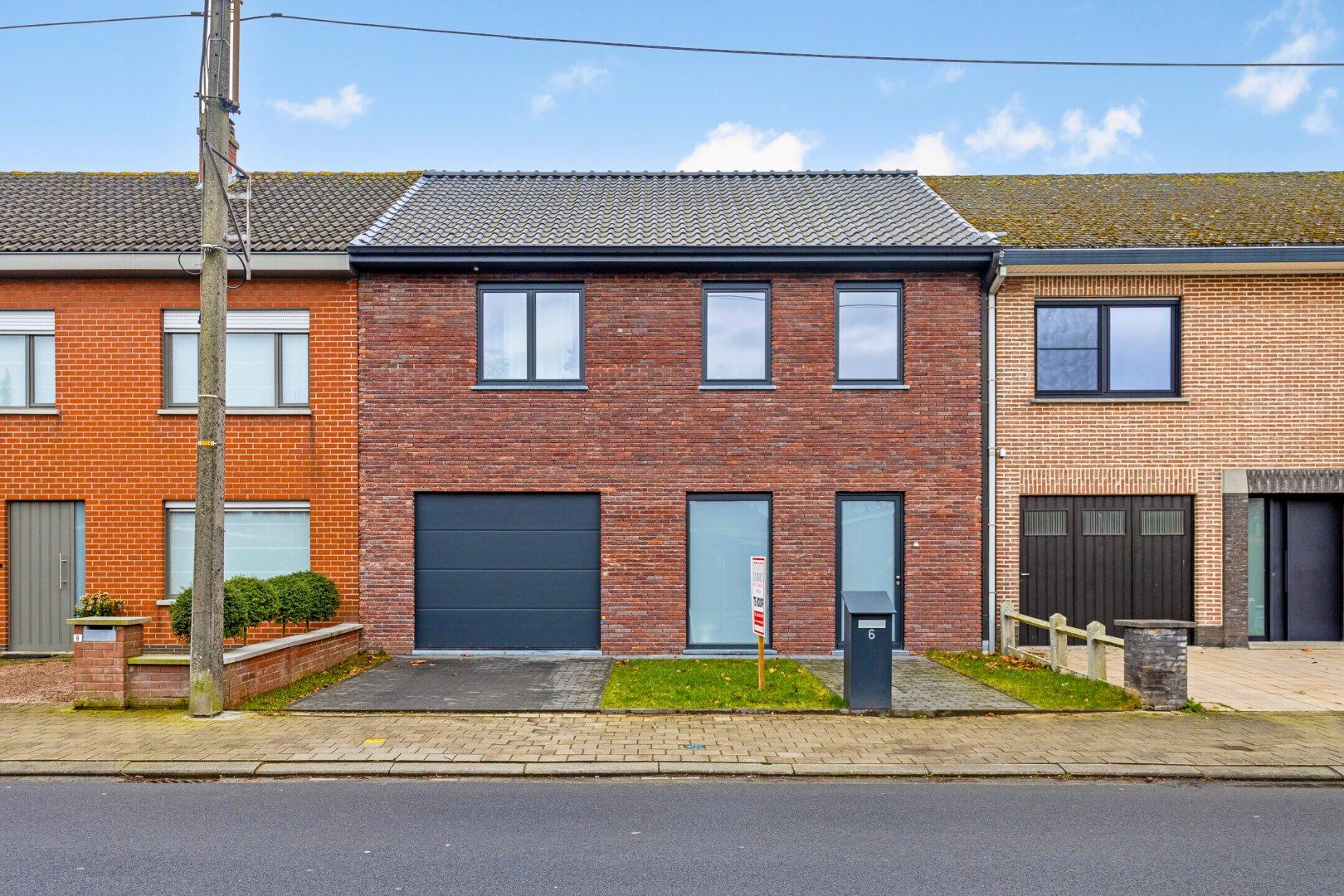 Ruime nieuwbouw met home-office, 3 slaapkamers, tuin met uitweg & garage. foto {{pictureIndex}}