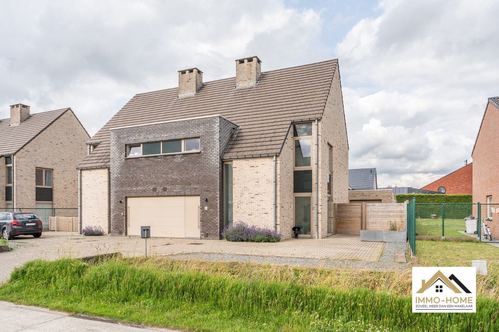 Halfopen bebouwing in rustige woonwijk te Lochristi  foto {{pictureIndex}}