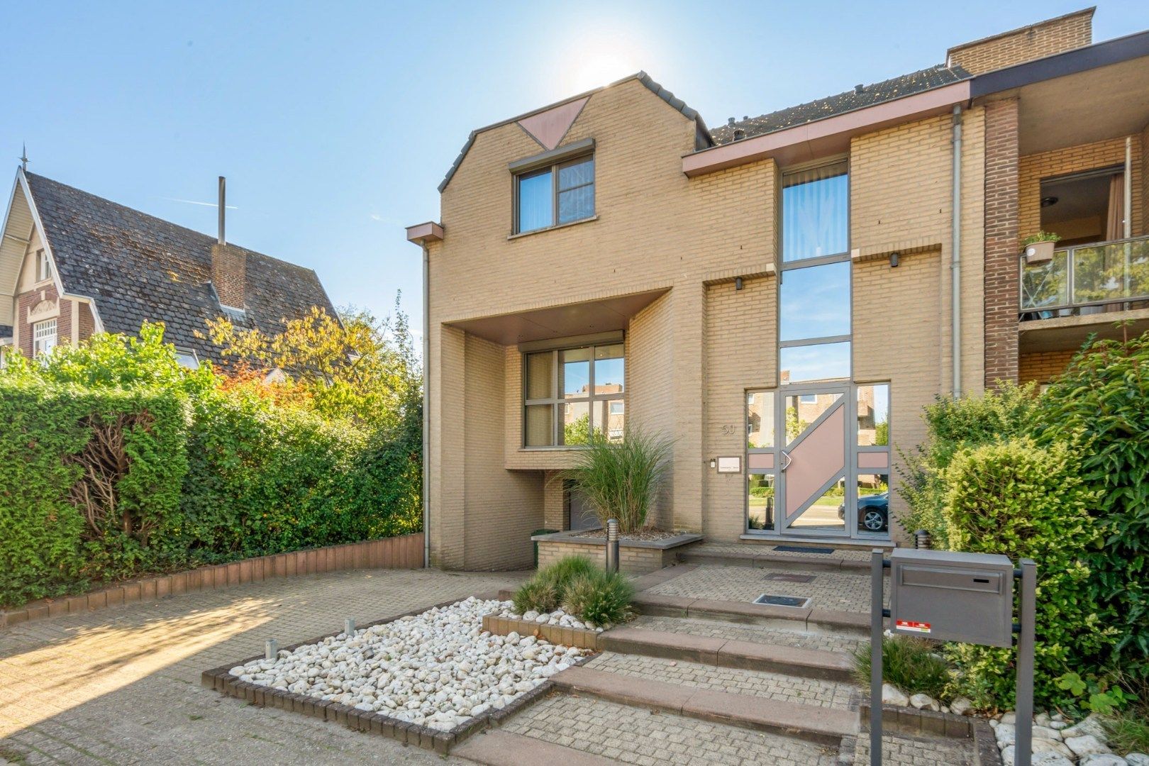 Zeer ruime, goed afgewerkte woning met diverse mogelijkheden nabij het centrum van Maaseik! foto 2