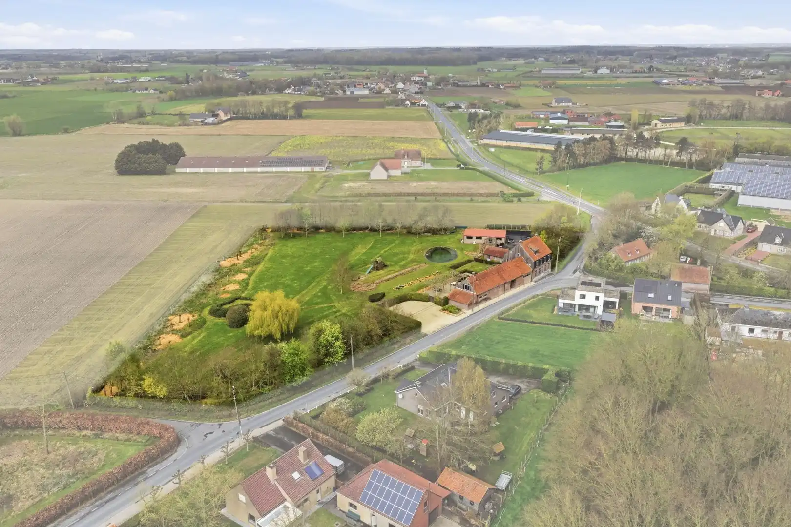 Ruime villa op een prachtig perceel van 11.110m² in groene omgeving! foto 3