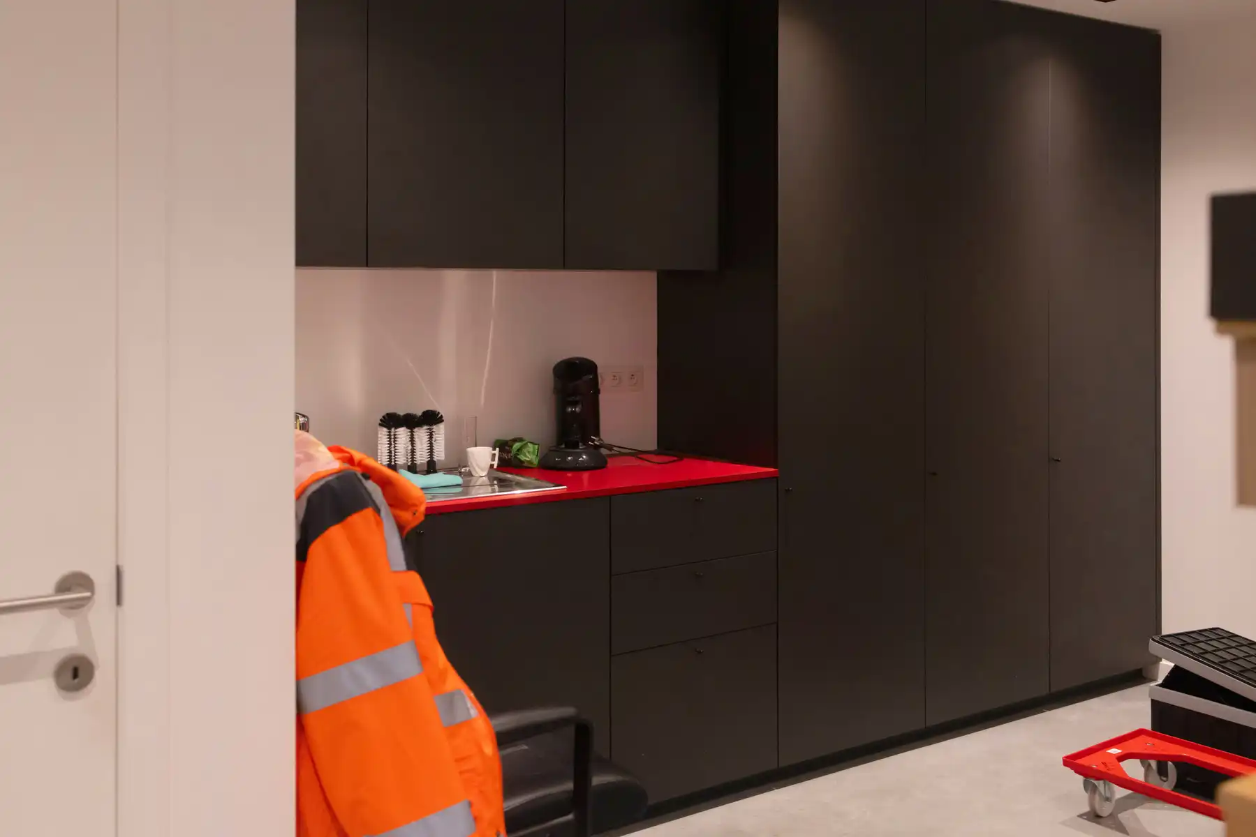 Perfect afgewerkt industriepand met kantoor en loods foto 30